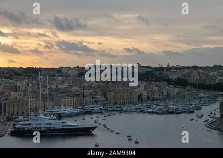 Der Grand Harbour ist auch als der Hafen von Valletta bekannt, ist ein natürlicher Hafen auf der Insel Malta. Stockfoto