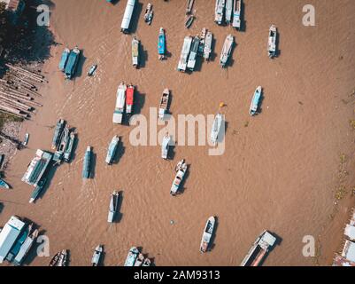 Luft: Cai Rang schwimmender Markt bei Sonnenaufgang, Boote, die Großhandelsfrüchte und Waren auf Can Tho River, Mekong Delta Region, Südvietnamesen, Tourism de verkaufen Stockfoto