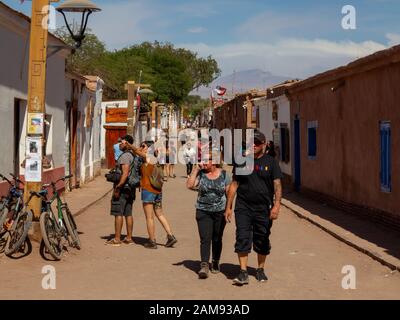 Touristen, die auf der Caracoles-Straße in San Pedro de Atacama, Antofagasta, Chile, spazieren gehen Stockfoto