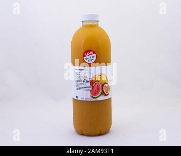 Alberton, Südafrika - eine Flasche Woolworths Essen cocktail Fruchtsaft auf einen klaren Hintergrund Bild im Querformat isoliert Stockfoto