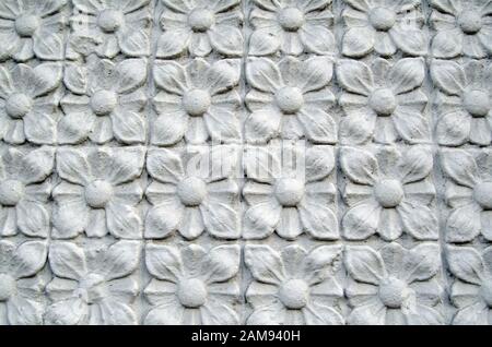 Geometrisches Blumendesign aus viktorianischer Zeit an einer Wand in Southwark, London. Stockfoto