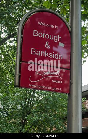 London, Großbritannien - 20. Juli 2019: Schild, das Besucher in den Bezirken Bankside und Borough im London Borough of Southwark willkommen heißt. Stockfoto