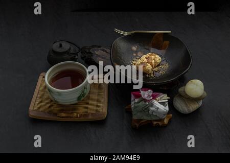 Japanischer traditioneller Snack: Warabi Mochi Sortiment mit Tee traditionelle japanische, japanische Süßwaren, japanische Süßigkeiten, Oblique Blick von oben Stockfoto