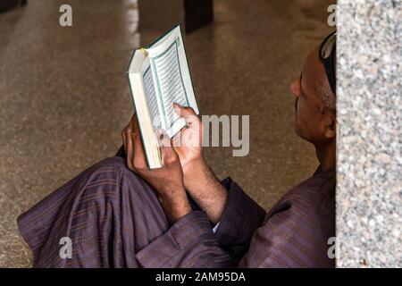 19.05.2018 Horus-Tempel Edfu Ägypten muslimischer Mann, der in Moschee betet, Liest den Koran. Stockfoto