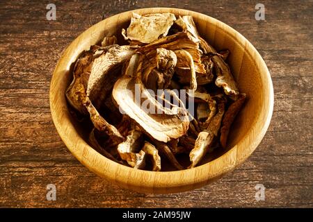 Getrocknete Steinpilze auf Holztisch Stockfoto
