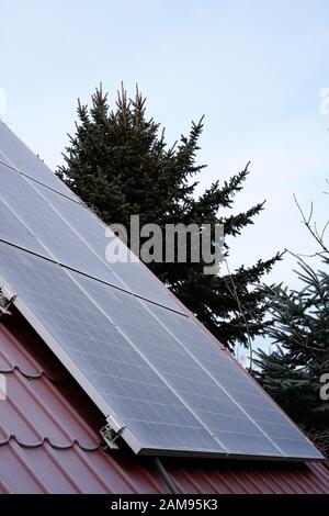 Solarzellen auf dem Dach mit Frost im Winter Stockfoto