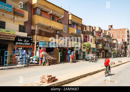 Edfu, nilfluss Ägypten 19.05.2018 Cafeteria und Geschäfte an der Hauptstraße in der stadt edfu. Stockfoto