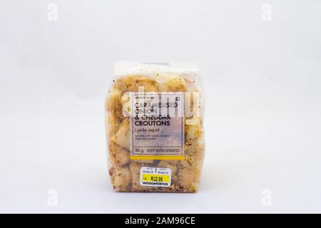Alberton, Südafrika - ein Paket von karamellisierten Zwiebeln und Cheddar croutons von Woolworths Essen an einem klaren Hintergrund isoliert Stockfoto