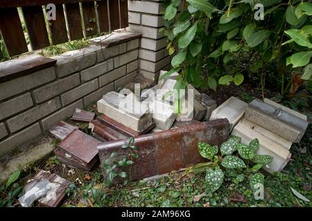 Haufen von Steinen im Garten - Abriss vor der Renovierung Stockfoto