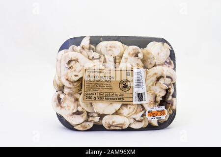 Alberton, Südafrika - ein Paket von frischen in Scheiben geschnittenen Champignons von Woolworths Essen auf einen klaren Hintergrund Bild im Querformat isoliert Stockfoto