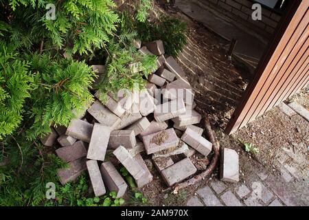 Haufen von Steinen im Garten - Abriss vor der Renovierung Stockfoto