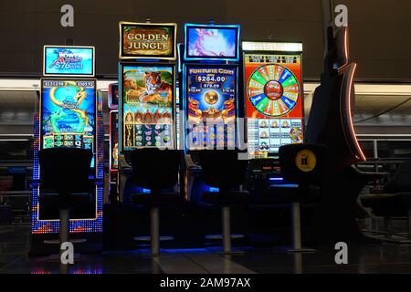 Spielautomaten in Las Vegas Airport, Dezember 2019 Stockfoto