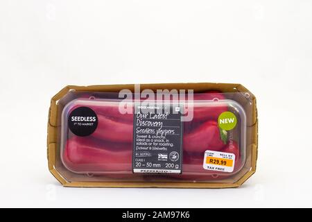Alberton, Südafrika - ein Paket von kernlose rote Paprika von Woolworths Essen auf einen klaren Hintergrund Bild im Querformat isoliert Stockfoto