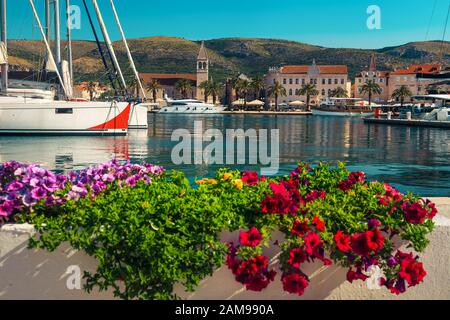 Malerische mediterrane Altstadt und Hafen mit verankerten Luxusyachten, Segelbooten. Fantastisches Reise- und Urlaubsziel in Dalmatien, Trogir, Stockfoto