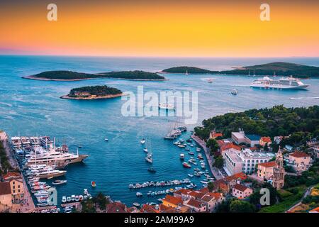 Wunderschöner blick auf das mittelmeer mit spektakulärem Habor und wundervollen grünen Inseln am Meer. Verankerter Ozeandampfer und vereiste Boote in Hvar, Hvar isl Stockfoto