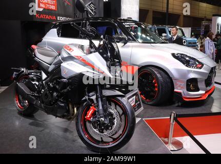 Chiba, Japan. Januar 2020. Japan7s Suzuki Motor zeigt ein Motorrad "Katana" und "Swift Sport Katana Edition" auf dem Tokyo Auto Salon 2020 in Chiba in der Vorstadt Tokios am Freitag, 10. Januar 2020. Rund 1.000 Fahrzeuge werden auf einer dreitägigen Sonderwagenmesse ausgestellt. Credit: Yoshio Tsunoda/AFLO/Alamy Live News Stockfoto