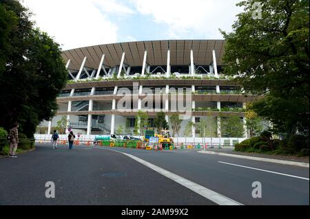 SHINJUKU-STADT, TOKIO, JAPAN - 30. SEPTEMBER 2019: Vorderansicht des neuen Nationalstadions Tokio im Bau für die Olympischen Spiele 2020. Stockfoto