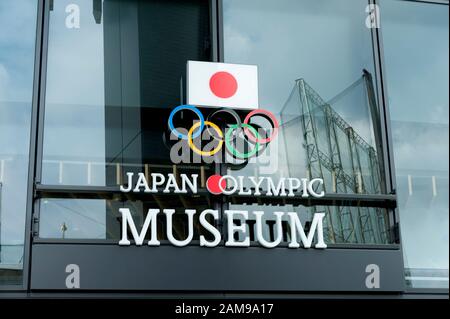 SHINJUKU-STADT, TOKIO, JAPAN - 30. SEPTEMBER 2019: Nahaufnahme des Logos am Eingang zum Japan Olympic Museum am Tokyo Olympic Sport Square. Stockfoto