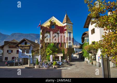 Zentralen Dorfplatz von Girlan, Eppan an der Weinstraße, in Südtirol Stockfoto