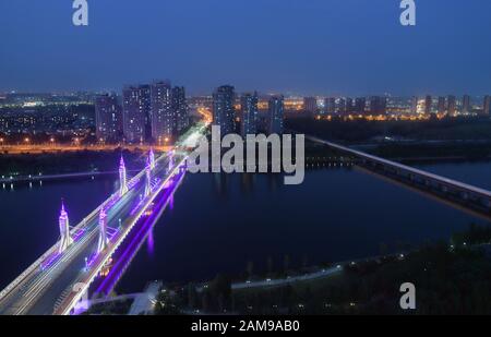 Peking, China. Sept. 2019. Das am 4. September 2019 aufgenommene Foto zeigt eine nächtliche Kulisse des Canal Grande im Distrikt Tongzhou, dem Subzentrum von Peking, der Hauptstadt Chinas. Credit: Jin Liangkuai/Xinhua/Alamy Live News Stockfoto