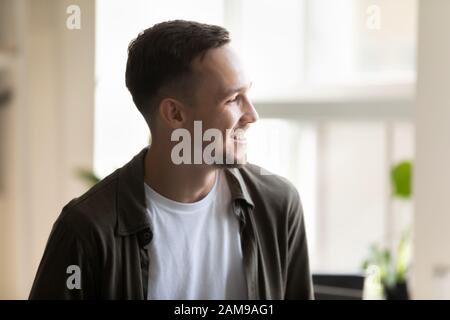 Kopfschussporträt des tausendjährigen erfolgreichen Unternehmers Young Businessman, der drinnen posiert Stockfoto