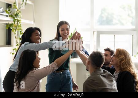 Mitarbeiter mit fünf Startprojekten wünschen sich Erfolg Stockfoto