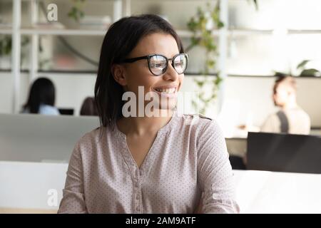 Portrait der erfolgreichen unabhängigen afrikanischen Ethnicity Geschäftsfrau, die im Büro posiert Stockfoto