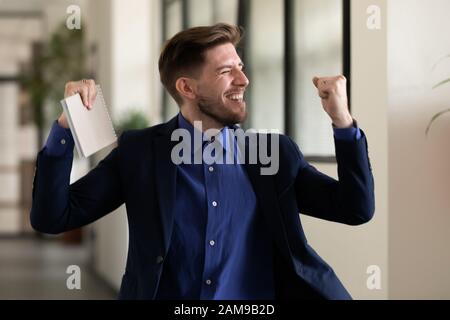 Der Bewerber, der ein erfolgreiches Bewerbungsgespräch feiert, hat sich glücklich gefühlt Stockfoto