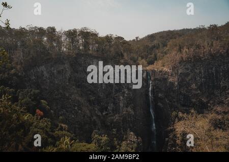 Die Ansicht der Ellenborough fällt über das Tal bei Ellenborough Falls, New South Wales. Stockfoto