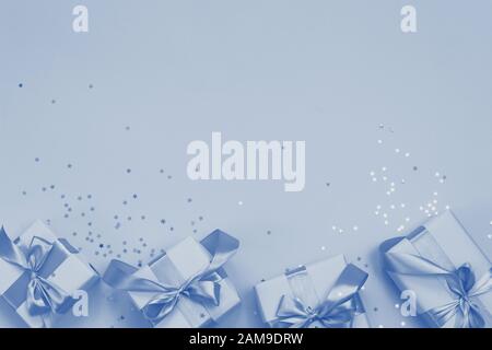 Kreative flache, in Blau getönte Geschenkschachteln. Kann für Poster-, Banner-, Grußkarten- und Rabatteinladungen verwendet werden. Stockfoto