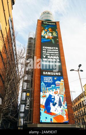 MADRID, SPANIEN, 26. DEZEMBER 2019. Neonschild gegen einen blauen Himmel auf dem Fnac-Laden. Stockfoto