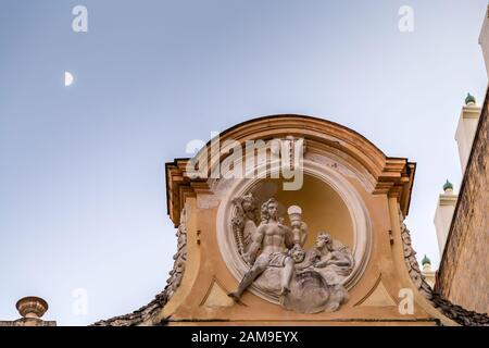 Neapel, ITALIEN - 3. JANUAR 2020: Licht ist leuchtende Statuen im Gebäude von Neapel, Italien Stockfoto