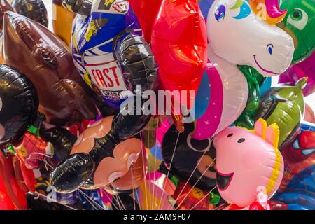 Neapel, ITALIEN - 3. JANUAR 2020: Licht ist leuchtende bunte Luftballons in Neapel, Italien Stockfoto