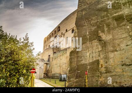 Neapel, ITALIEN - 3. JANUAR 2020: Licht ist das Castel Sant Elmo in Neapel, Italien Stockfoto