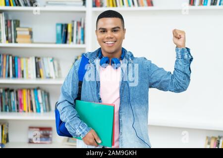 Jubelnde mexikanische Studenten mit Klammern im Klassenzimmer der Universität Stockfoto