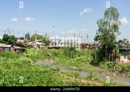 Blick auf Nairobi River und Korogocho Slum Shacks, Nairobi, Kenia Stockfoto