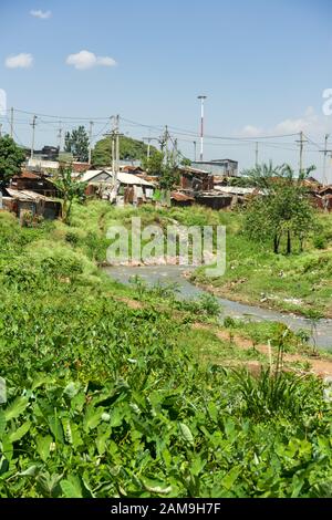 Blick auf Nairobi River und Korogocho Slum Shacks, Nairobi, Kenia Stockfoto