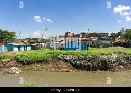 Blick auf Nairobi River und Korogocho Slum Shacks, Nairobi, Kenia Stockfoto