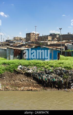 Blick auf Nairobi River und Korogocho Slum Shacks, Nairobi, Kenia Stockfoto