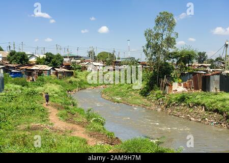 Blick auf Nairobi River und Korogocho Slum Shacks, Nairobi, Kenia Stockfoto