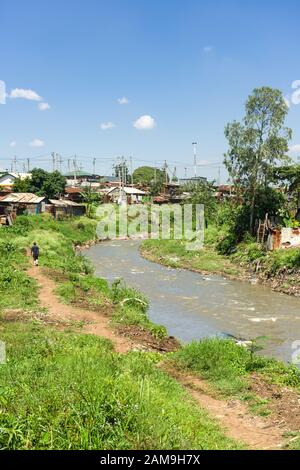 Blick auf Nairobi River und Korogocho Slum Shacks, Nairobi, Kenia Stockfoto