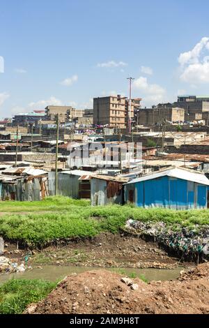 Blick auf den Fluss Nairobi, Korogocho Slum Shacks und andere Gebäude, Nairobi, Kenia Stockfoto