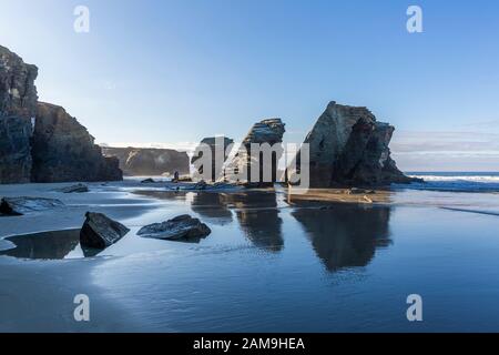 Als Catedrais Strand oder Praia de Aguas Santas in Galicien bei Ebbe Stockfoto