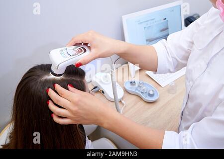 Diagnostische mikroskopische Untersuchung von Haar und Kopfhaut. Stockfoto