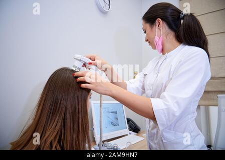 Diagnostischer Komplex zur mikroskopischen Untersuchung von Haar und Haut der Kopfhaut. Stockfoto