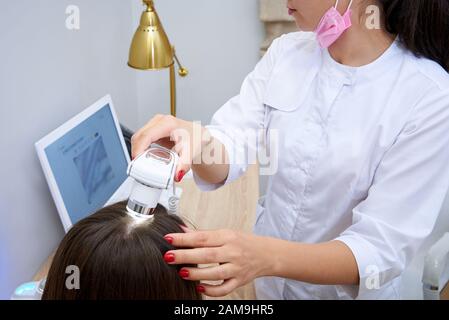 Diagnostischer Komplex zur mikroskopischen Untersuchung von Haar und Haut der Kopfhaut. Stockfoto