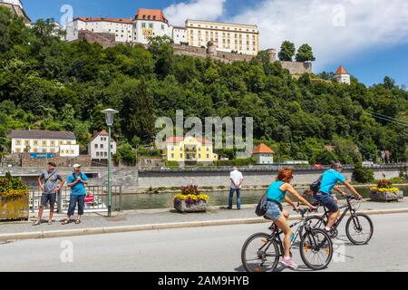 Deutschland Touristen wandern am Ufer am Pier, Passauer Donau-Deutschland Radfahrer Stockfoto