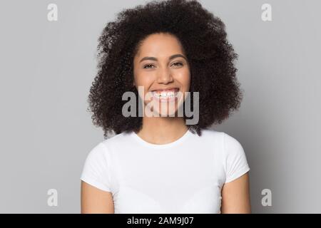 Fröhliche afroamerikanische tausendjährige Dame mit Kopfschuss Nahaufnahme Porträt. Stockfoto