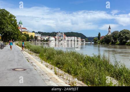 Straße entlang des Inns Passau Bayern Deutschland