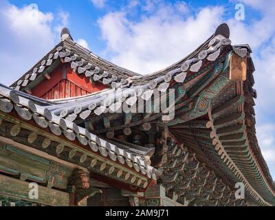 31. März 2019: Gyeong-Ju, Südkorea - Detail des Daches am buddhistischen Tempel Bulguksa, Gyeong-Ju, einem UNESCO-Weltkulturerbe. Stockfoto
